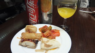 細長く窓がない