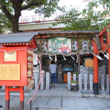 画像右手にあるのが「開運稲荷社」です