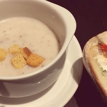 マッシュルームスープとサンドイッチ