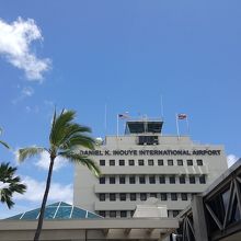 ハワイ・ホノルル空港「イノウエ」空港に改名