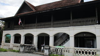 ターペー門から旧市街へ入って真っ直ぐ歩くと　Lanna Architecture Center