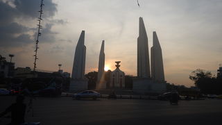 夕暮れの民主記念塔