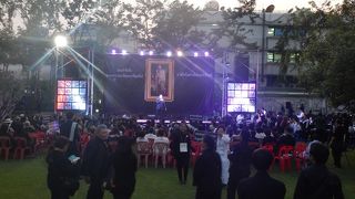 前国王の追悼集会とエアロビクス