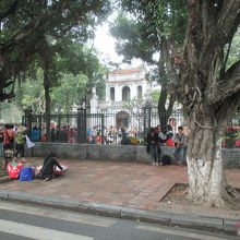 これが文廟門と呼ばれる三関門で、ここから見学がスタートします