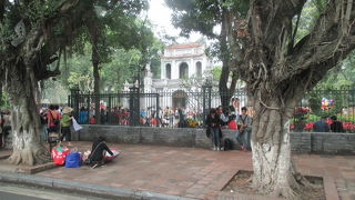 1070年に建設されたそうですが、孔子を祀る場と同時に、ベトナム最初の大学でもあったそうです