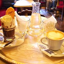チョコラット・コン・パンナと看板メニューのカフェラテ。