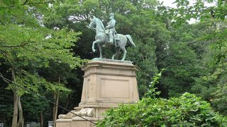 凛々しい騎馬像