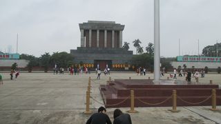 広大な公園のような敷地の中央にありました