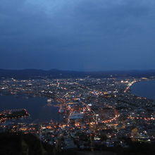 あかりがひとつ、またひとつ増えていくところも素敵です