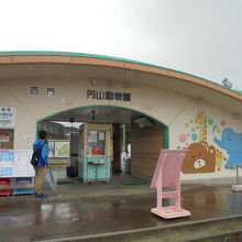 駐車場から近い西門