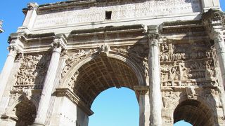 フォロ・ロマーノの端にある凱旋門