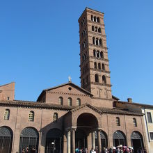 教会の前には、人だかりが見えます。