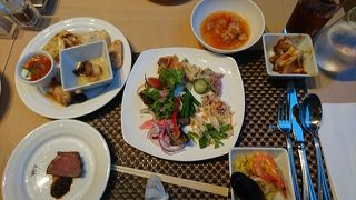 落ち着いた雰囲気のホテルビュッフェ 