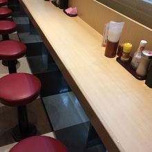 座って食べれます。