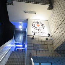 店は二階にある