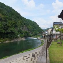 緑の覆いが駅前温泉。