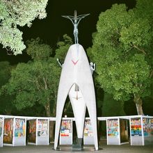 原爆の子の像と千羽鶴、全景。