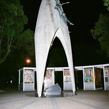 原爆の子の像、角度を変えて。