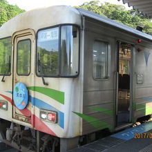 カラフルな車両です、当然に1両です。