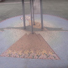 床面に描かれているエゾライチョウとトムラウシ山