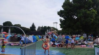プールと遊園地：プールの中はクレジットカードが使えないらしい