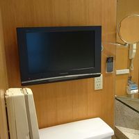 バスルームから見れるようトイレの上にテレビが付いてます。
