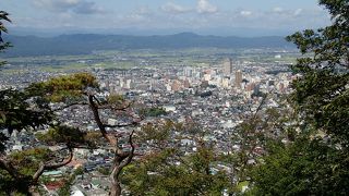 市街地が良く見え、街の音も聞こえる、にぎやかな山です