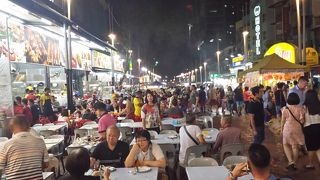 屋台街で楽しい