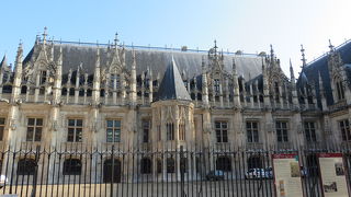 ファサードの装飾が・・・