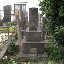 斎藤緑雨の墓