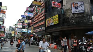 日本語の看板だらけ