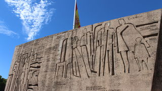 大きな国旗がたなびいています