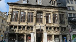 広場に面して・・・