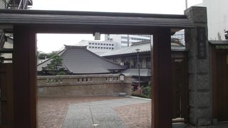 旧白山通りの白山上交差点近くにある曹洞宗の寺院です