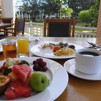 ビュッフェ朝食。フルーツもたくさんあります。