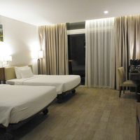 海に面したバルコニーのある４階。大き目セミＷのベッド。