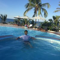 ビーチ横のプール。