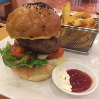 夜食にレストランでハンバーガー。肉肉しくて美味！