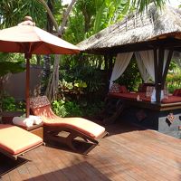 ラグーンヴィラのテラスとプライベートプール