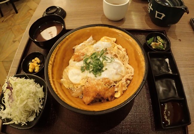 かつ丼を頂きましたが、日本と同じ味でした。