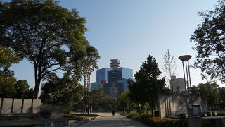 キューブが組まれたような個性的な建物