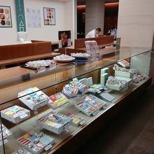 お土産の陳列棚