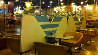 モダン昭和喫茶って感じの佇まい、いろんな賞もとっているようで　とても雰囲気がよいです。