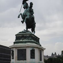 前からみたカール大公の騎馬像