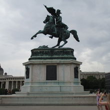 横からみたカール大公騎馬像