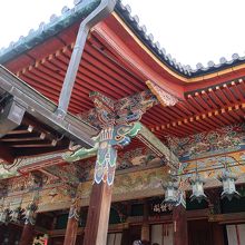 彩色豊かで美しい本堂