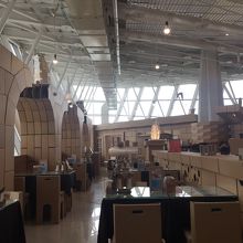 店内すべて段ボール。そしてやっぱりそんなに混んでない笑