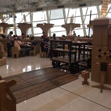 店内は駅をモデルにしているようだ