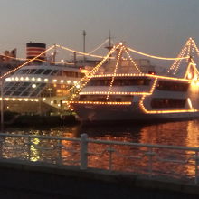 夕暮れ時の船舶乗り場