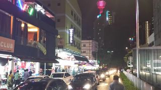 夜店もたくさんあり